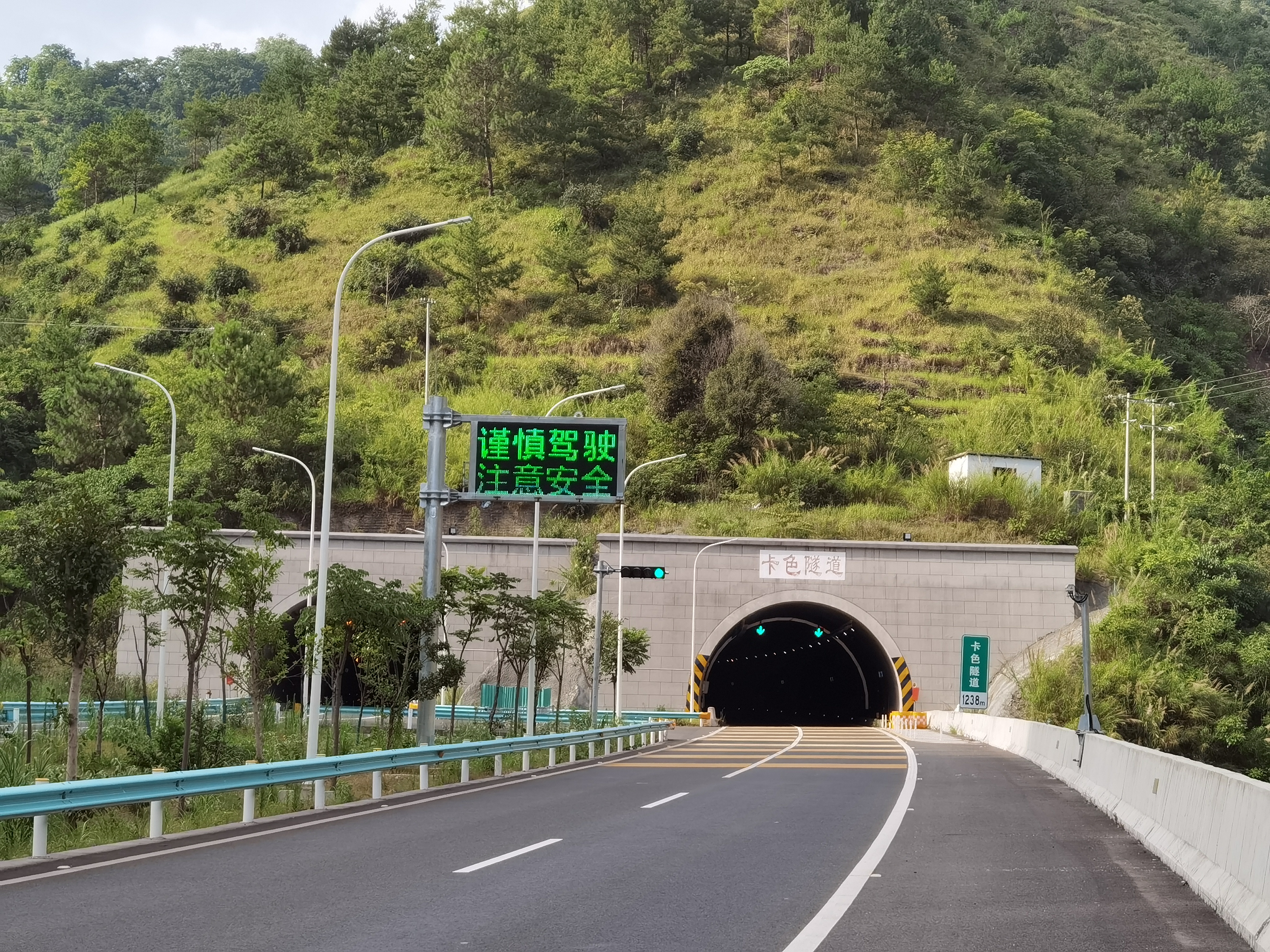 贵州省赤水至望谟隧道 (1).jpg